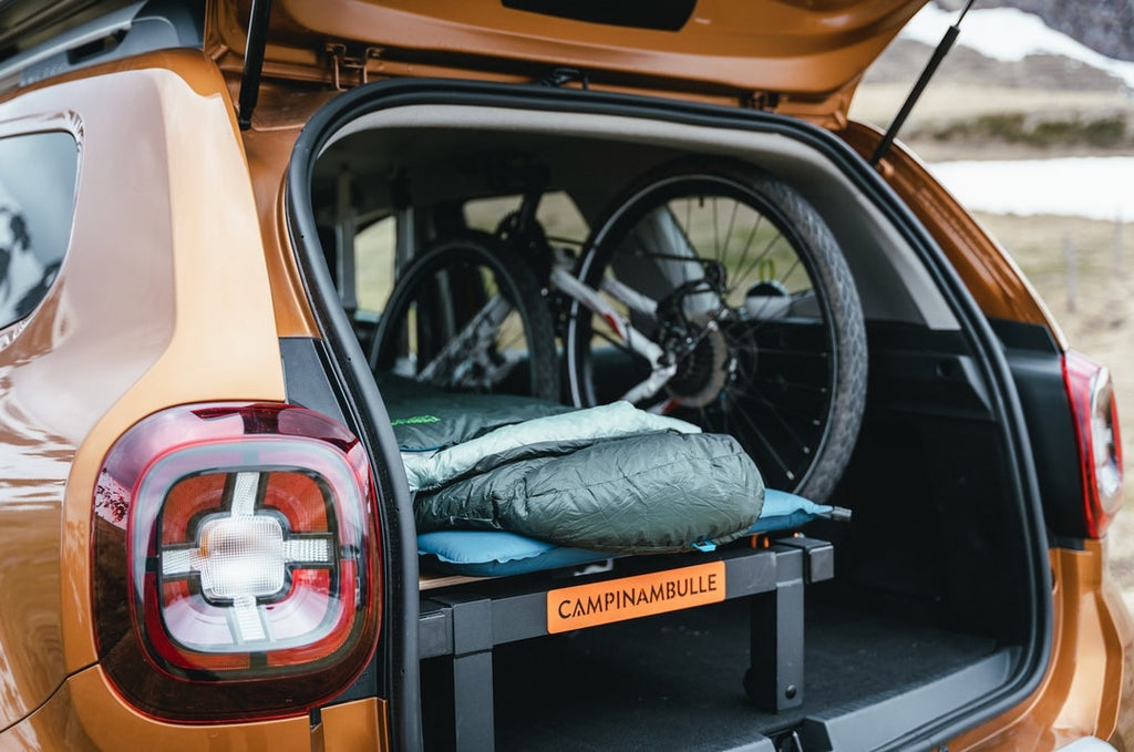 Alphée avec vélo dans le coffre d'une voiture